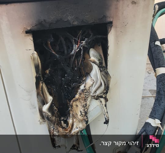 כבלים שרופים וחשמליים בתוך ארון חשמל פגום